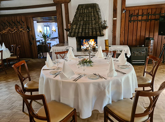 Schön dekorierter Esstisch im Restaurant Walkmühle für das Krimidinner Mülheim an der Ruhr