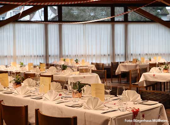 Gedeckte Tafeln im Speisesaal mit großem Fenster im Hintergrund bei einem Dinnerkrimi Müllheim