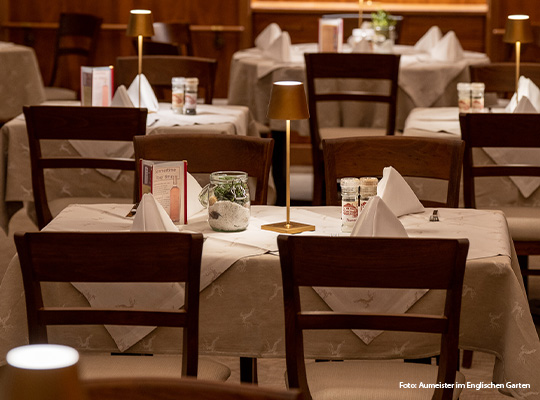 Nahe Ansicht von einem Tisch im Inneren, der Tisch wurde passend für ein Dinner gedeckt