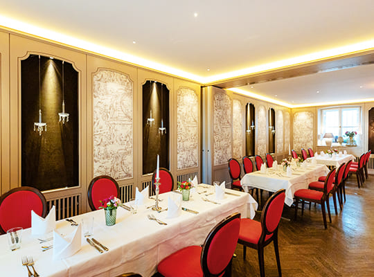 Prunkvolle Einrichtung und Dekoration der Tische beim Dinnerkrimi München mit gemütlicher Beleuchtung