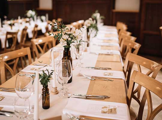 Gedecklte Tafel mit Blumen und Tischschmuck beim Krimidinner 