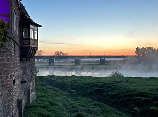 Mystisch neblige Landschaft mit dem Schloss Petershagen im Vordergrund