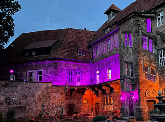 Das Schloss Petershagen wird mit Ambientelicht angestrahlt