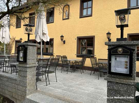 Eingang in das Restaurant Gut Matheshof in Rieden beim Krimidinner