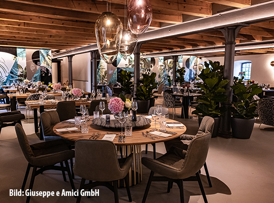 Modern eingerichtetes Restaurant mit stilvoll gedeckten Tischen