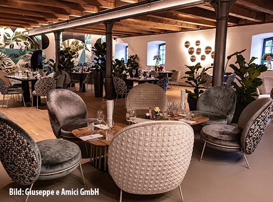 Gemütliche Lounge Sessel im Restaurant Kunstmühle