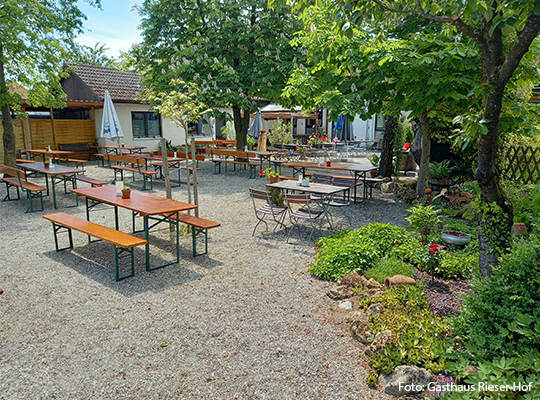 Ein Garten in einem Hinterhof