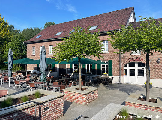 Außenansicht mit blauem Himmel