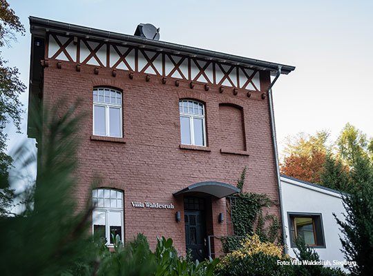 Die schöne Außen Fassade der Villa Waldesruh ist bereit für Ihren Besuch beim Krimidinner Siegburg