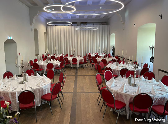 Festlicher Saal für das Krimidinner in der Burg Stolberg