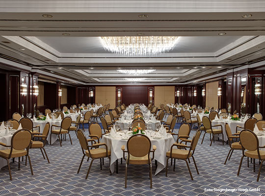 Der minimalistisch edle Saal des Steigenberger Hotels verleiht die perfekte Stimmung zum Krimidinner Stuttgart.