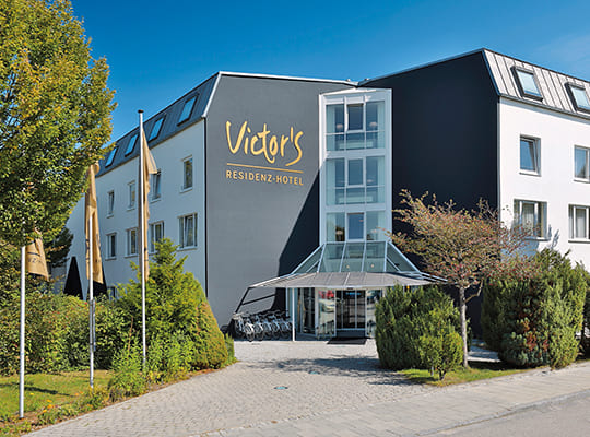 Ansicht des Hotels von außen mit einer modernen Fassade mit edlen Glaselementen