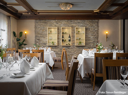 Dekorierter Speisesaal mit schöner Klingerfassade an der Wand sorgen für tolles Ambiente beim Krimidinner