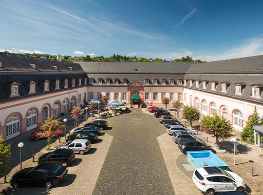 Großer Parkplatz und das Schlosshotel Weilburg