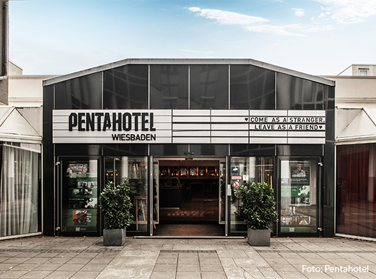 Außenansicht des Pentahotels in form einer Glasfront.