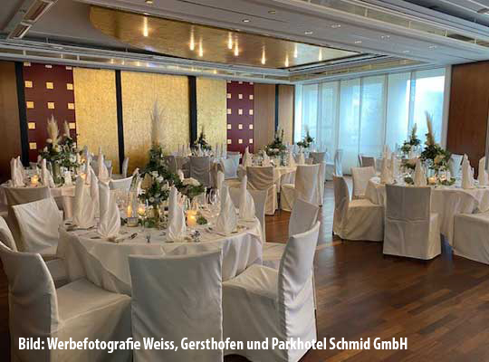 Vornehmen gedeckter Saal im Hotel Schmid