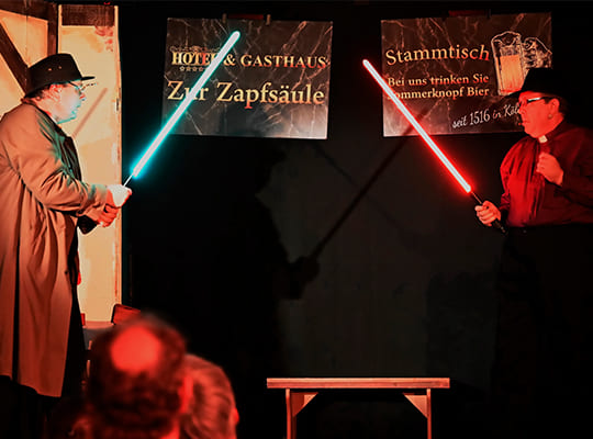 Laserschwert-Duell zwischen zwei Schauspielern auf der Bühne