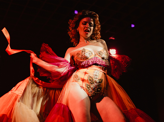 Die Burlesque Darstellerin Lotta Love auf der Bühne