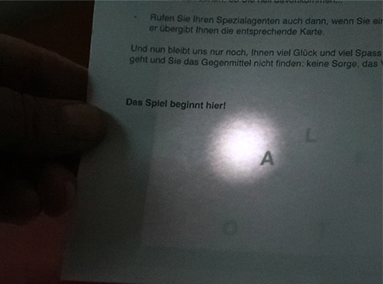 Versteckte Buchstaben werden durch die Taschenlampe sichtbar.