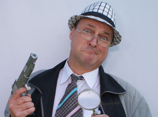 Ein verrückt schauender Kommissar mit einer Pistole in der Hand