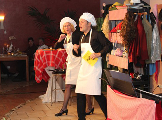 Im Kochoutfit tanzen die beiden Hauptdarsteller auf der Bühne