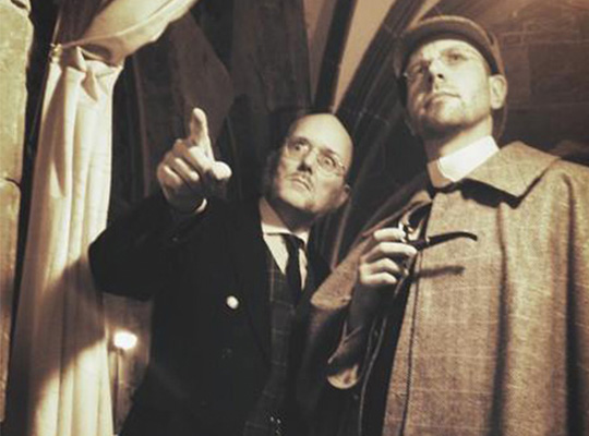 Gemeinsam schauen Sherlock Holmes und Watson in die Zukunft