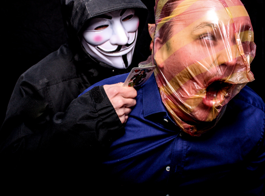 Anonymus Maskenträger ermodert einen Mann mit einer Plastiktüte