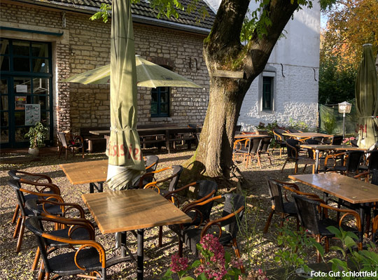 Schöne Terasse des Guts Schlottfeld beim Krimidinner in Aachen.