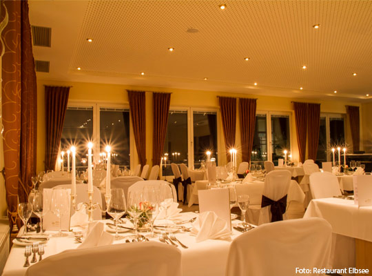 Elegant gedeckte Tische im Restaurant Elbsee in Aitrang.
