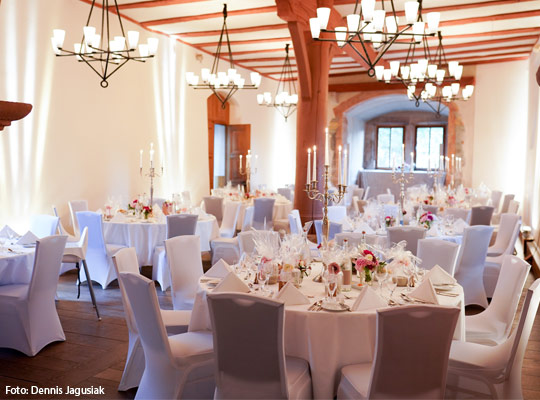 Schön gedeckte Tische im Hotel Schloss Romrod in Alsfeld.