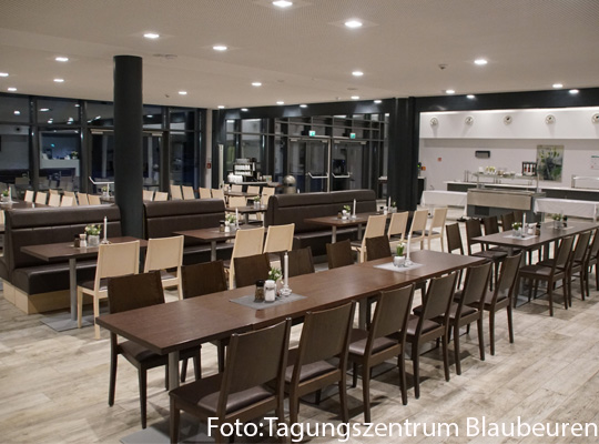 Modern gestalteter Raum im Tagungszentrum Blaubeuren