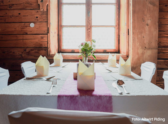 hell und festlich gedeckter Tisch am Fenster für das Krimidinner