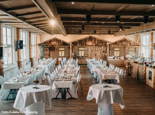 Toll geschmückter Saal im Wirtshaus Zum Löwen Steinenbronn.