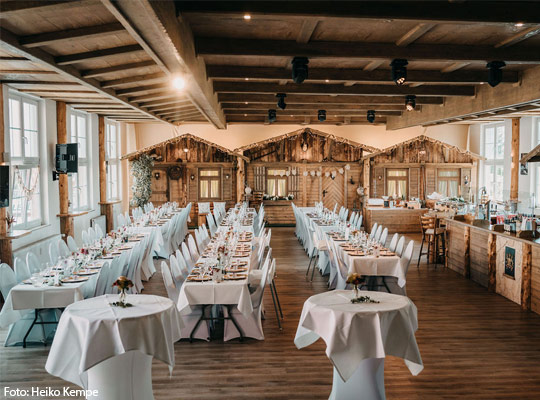 Toll geschmückter Saal im Wirtshaus Zum Löwen Steinenbronn.