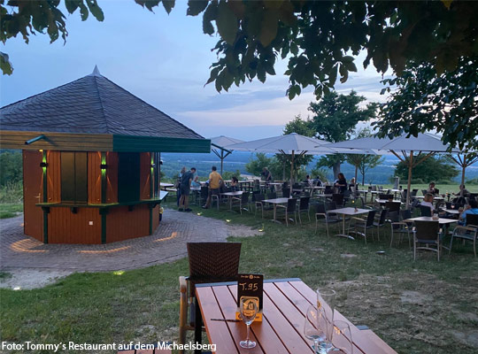 Außenbereich im Tommys Restaurant auf dem Michaelsberg am Abend