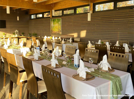 schön gedeckter Gastraum in Tommys Restaurant