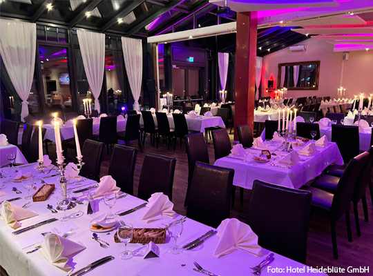 Schön gedeckte Tische im Hotel Heideblüte.