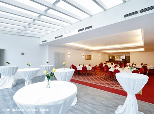eleganter und heller Gastraum mit Glasdach