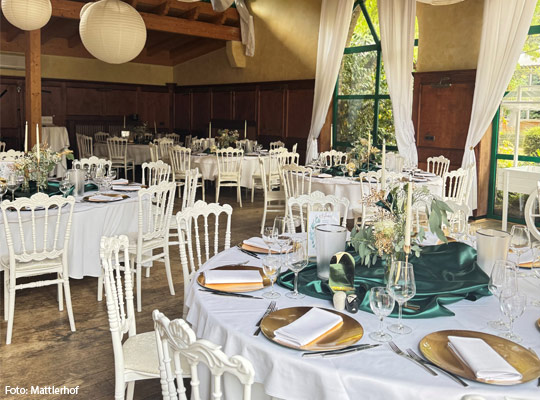 Toll gedeckte Tische beim Krimidinner im Mattlerhof in Duisburg