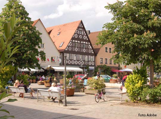 Schöne Häuser umgeben von Bäumen in Ebermannstadt