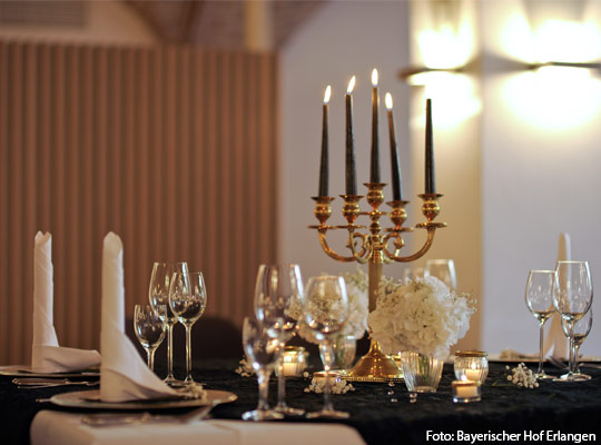 Schön gedeckter Tisch im Bayerischen Hof in Erlangen.