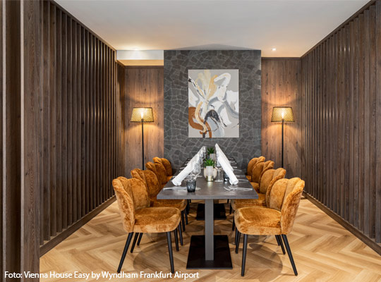 Schön eingedeckter Tisch im Vienna House Easy by Wyndham.