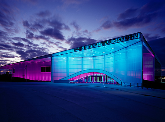 Stilvoll beleuchtetes Gebäude des Dornier Museums bei Nacht