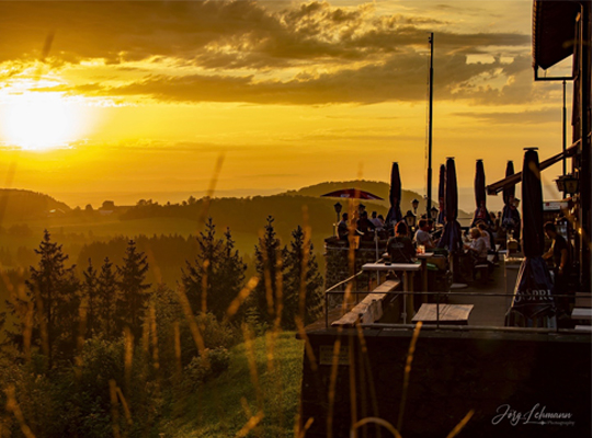 tolle Außenaufnahme bei Sonnenuntergang