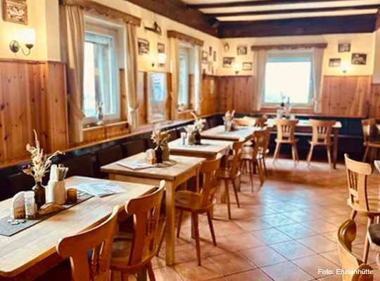 freundlicher und heller Gastraum mit Holztäfelung