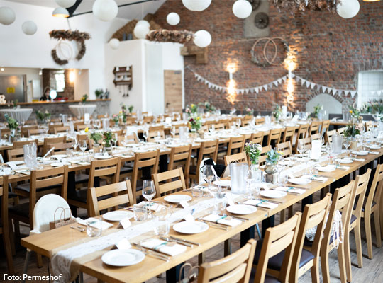 Schön gedeckte Tische im Innenraum vom Permershof.