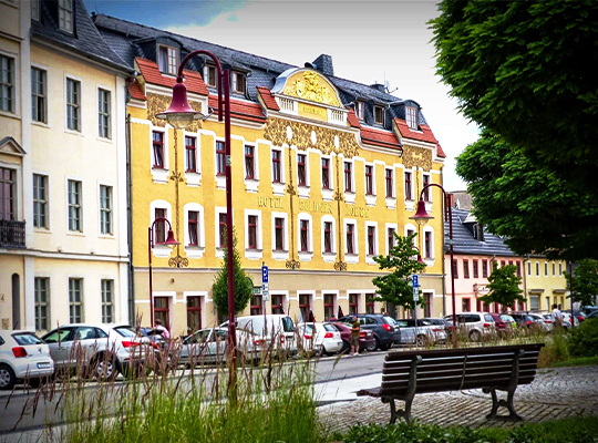 Gold leuchtendes Hotel mit schöner, edler Außenfassade