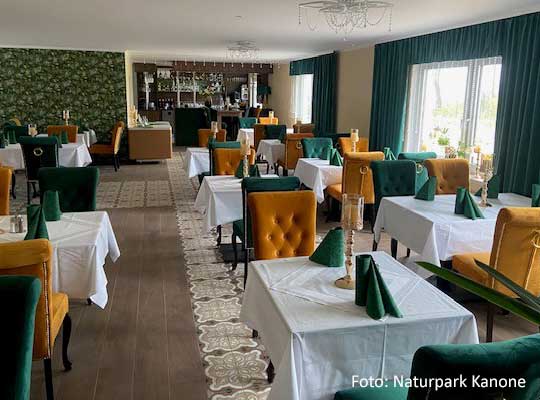 wohnlicher Saal des Naturparks Kanone in Görlitz beim Krimidinner
