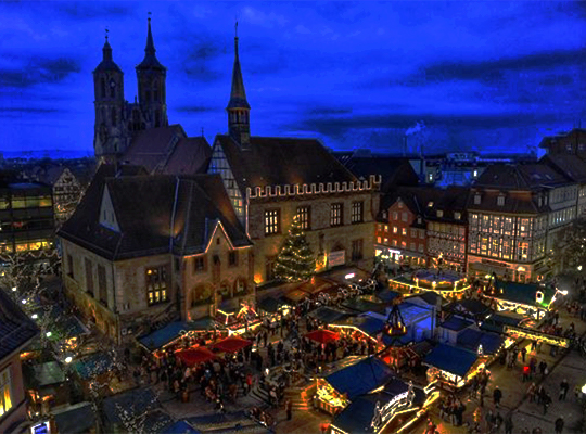 Marktplatz von Göttingen im Winter in der Dämmerung, Krimidinner Ambiente