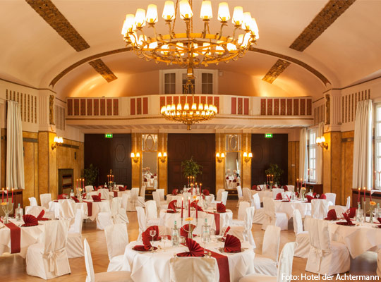 Elegantes Ambiente im Marmorsaal im Hotel der Achtermann in Goslar.